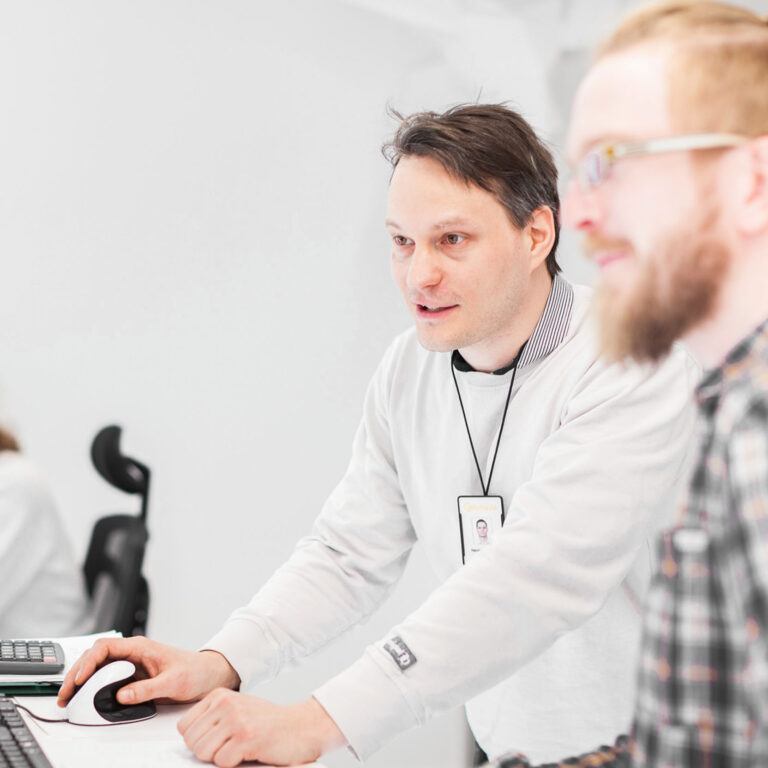 Vetonaulan IT-asiantuntija auttaa asiakasta IT-ympäristön hallinnassa.
