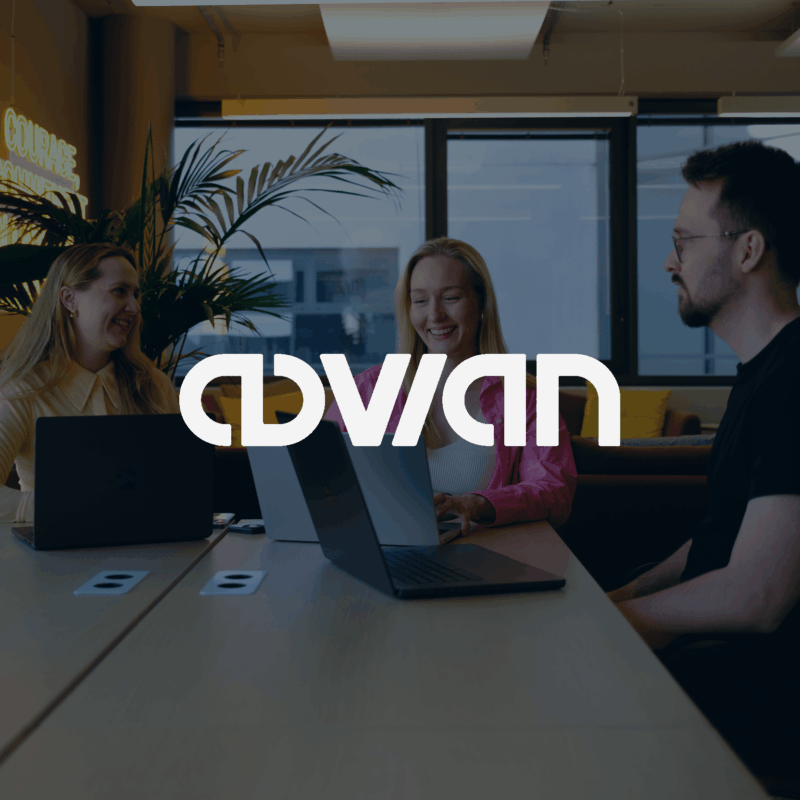 Advian-tiimi työskentelee yhteisessä toimistotilassa kannettavien tietokoneiden ääressä