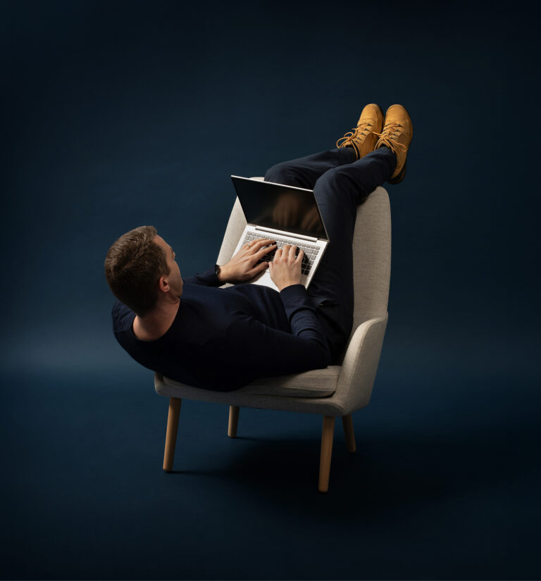 vetonaula-fp-image-man-sitting-with-his-laptop
