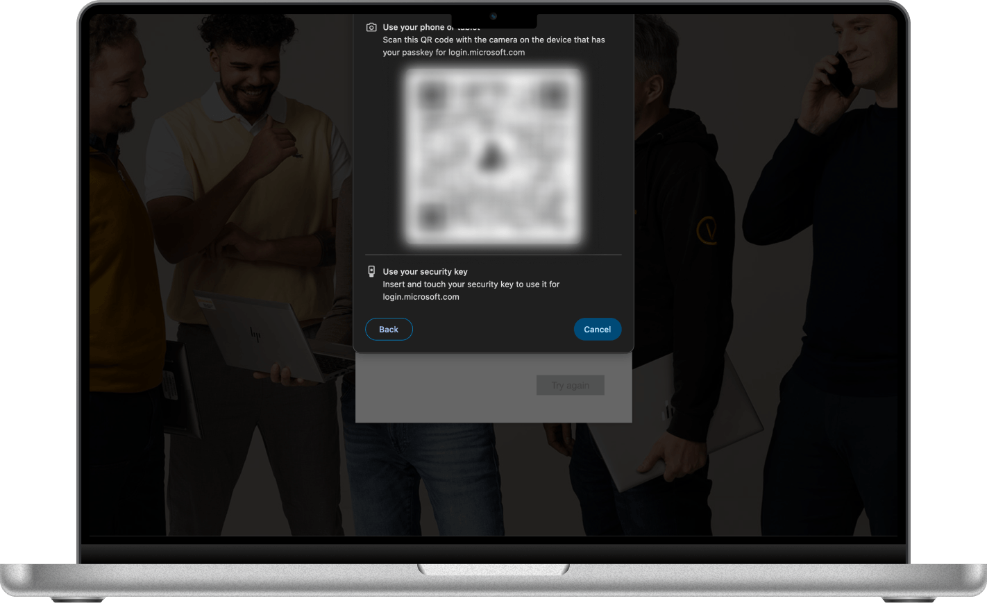 Tietokoneen näytöllä Microsoftin kirjautumisikkuna, jossa on QR-koodi ja ohje skannata koodi puhelimen kameralla passkey-kirjautumista varten.