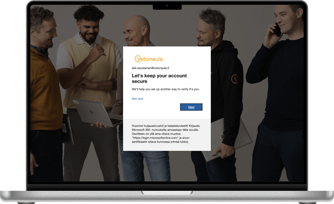 Microsoft 365 -kirjautumissivu tietokoneen näytöllä, jossa lukee Let's keep your account secure. Ilmoitus kertoo, että käyttäjän on otettava passkey käyttöön.